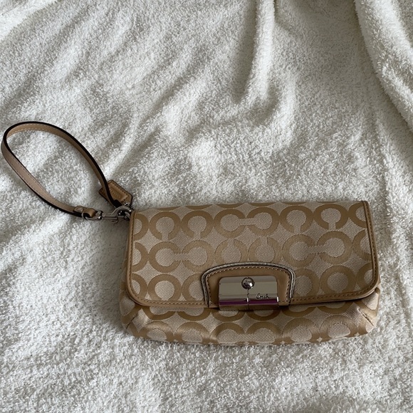 Coach convertible wristlet/clutch purse. - Picture 10 of 10